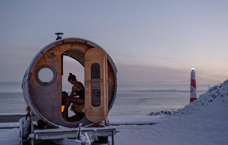 Kvinne i sauna på vestkysten av Danmark
