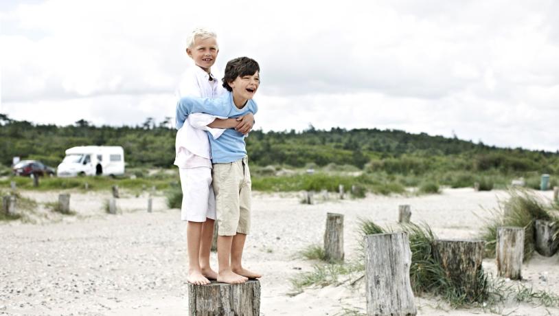 Jungs spielen in Dänemark am Strand