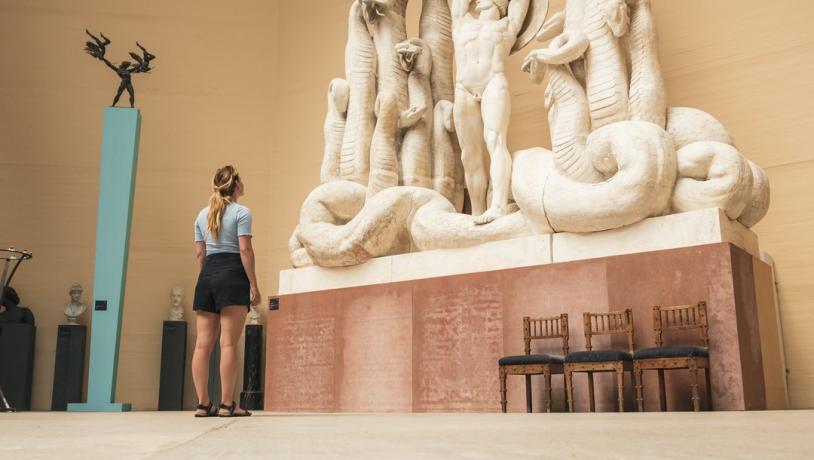 Een bezoeker bekijkt beeldende kunst in het Rudolph Tegner Museum in Denemarken