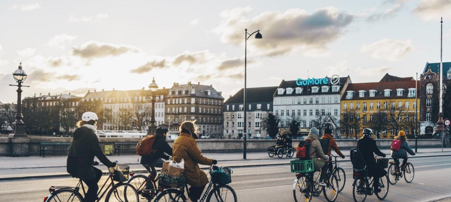 Mennesker som sykler over Dronning louises bro i København på vinteren