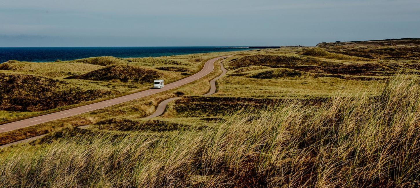 Wohnmobil auf "Kystvejen" der Küstenstraße zwischen Hanstholm und Klitmøller in Thy an der Dänischen Nordsee