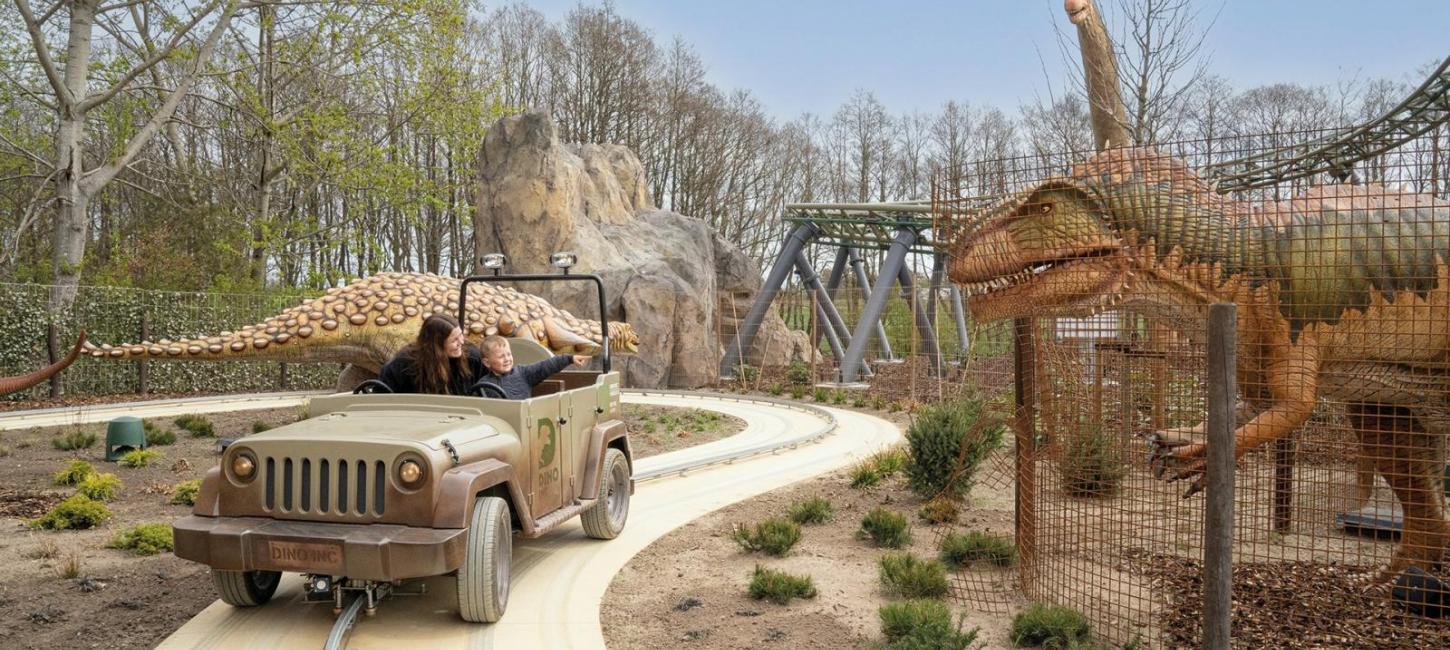 Mor og barn i Dinosaurland i Djurs Sommerland i Aarhusregionen, Danmark