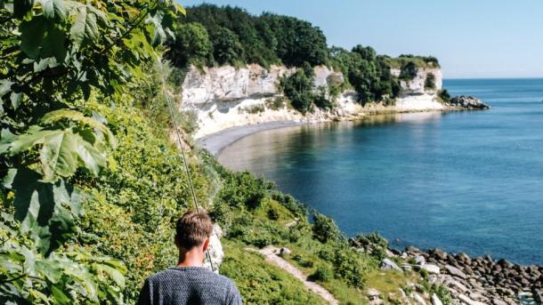 Wandelaars benaderen Stevns Klint in Denemarken