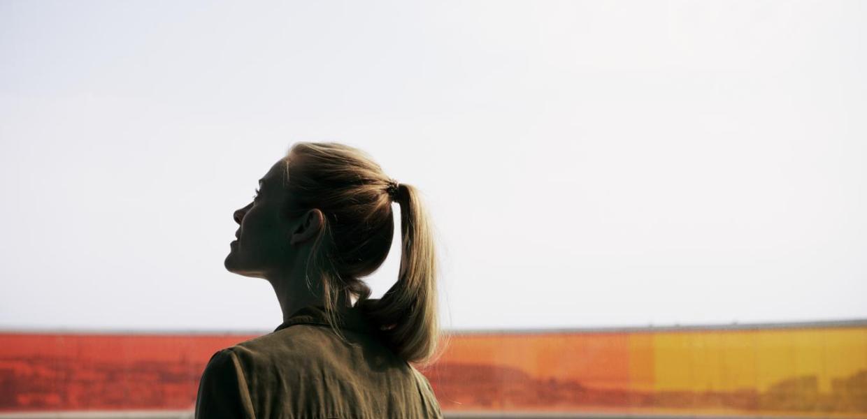 Kvinne ser på Your Rainbow Panorama ved ARoS i Aarhus, Danmark