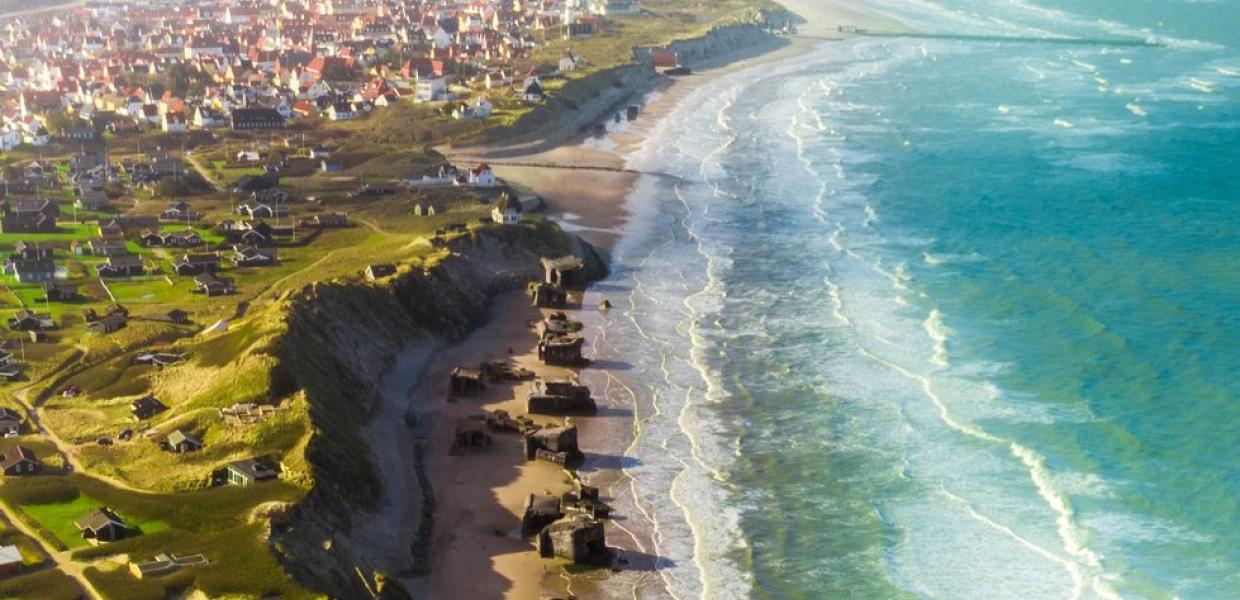 De Atlantikwall bunkers verdwijnen in zee bij Løkken in Denemarken 