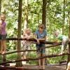 Barn som leker ved Knutenborg Safaripark, Lolland-Falster, Danmark