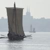 Een vikingen schip vaart de haven van Roskilde uit