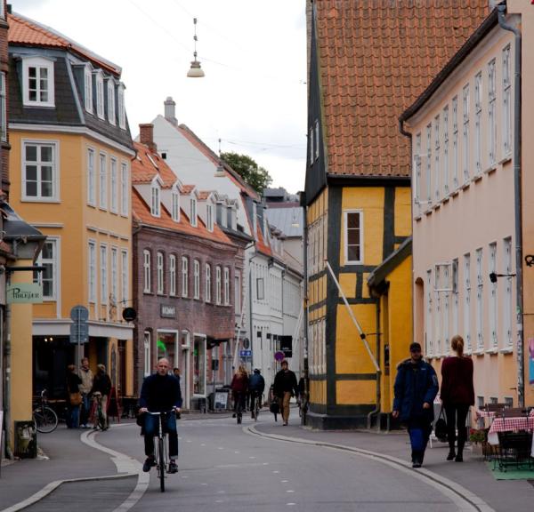 Mennesker som går i sjarmerende gater i Aarhus 