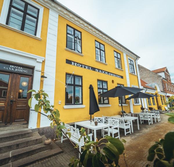 The facade of charming boutique Hotel Saxkjøbing on Lolland-Falster. A small and cozy hotel along the N8 bike route. 