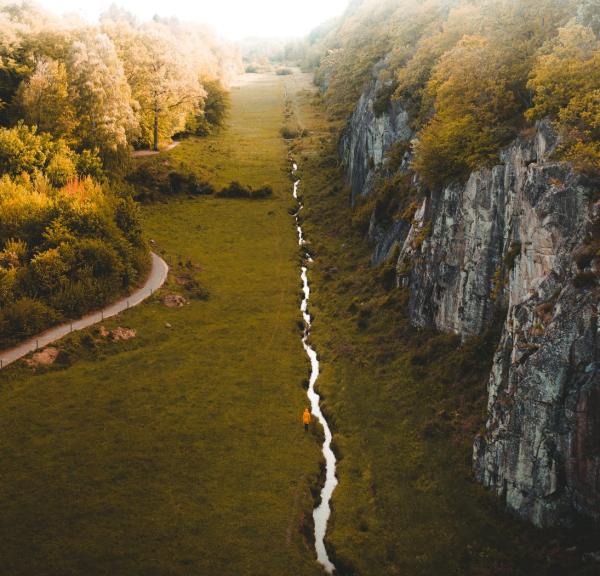 Een wandelaar in het Ekkodalen dal op vakantie-eiland Bornholm in Denemarken