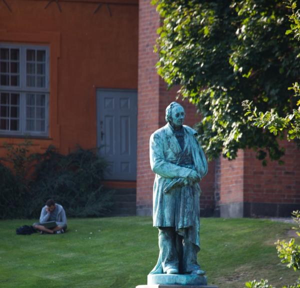 Statue af H C Andersen i Eventyrhaven, Odense