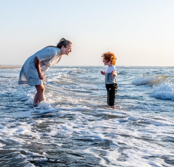 Mor og sønn på stranden i Nordjylland