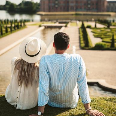 Couple looking at Frederiksborg Castle