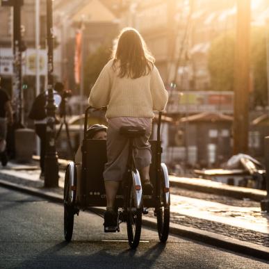 Kvinne på lastesykkel i København