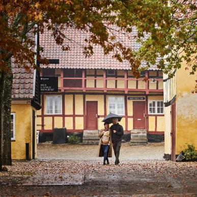 Par i Mariager, Himmerland i Danmark på høsten