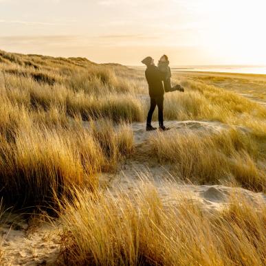 Far og sønn ved Blåvand strand i Danmark