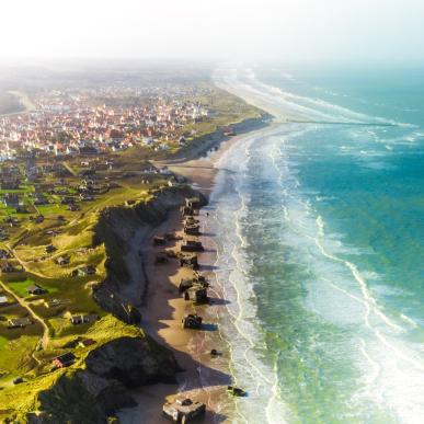 De Atlantikwall bunkers verdwijnen in zee bij Løkken in Denemarken 