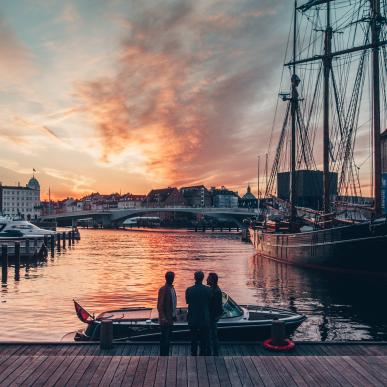 Drei Männer am Kanal in Kopenhagen in der Abenddämmerung