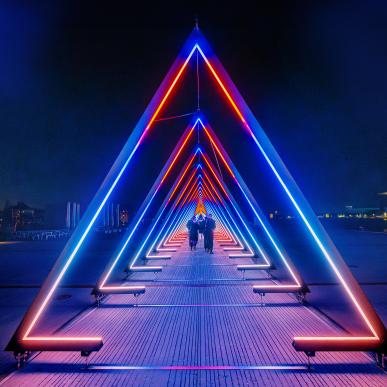 Bezoekers wandelen door een lichtinstallatie tijdens het Copenhagen Light Festival