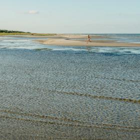 Barn som løper på stranden i Øster Hurup, Nord jylland