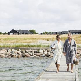 Paar auf dem Weg zum Schwimmen, Nysted Dänemark