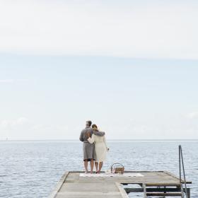 Par på badebroen som ser ut over havet på Nysted Lolland