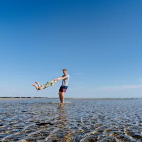 Vater spiel mit seinem Kind am Strand von Øster Hurup, Dänemark