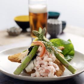 Smørrebrød med fisk og sjømat kalt stjerneskud som er en tradisjonell dansk rett