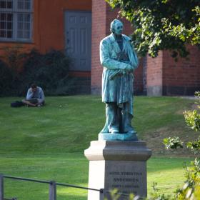 Statue af H C Andersen i Eventyrhaven, Odense