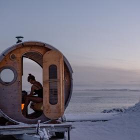 Vinterbader i sauna på strand i Klitmøller